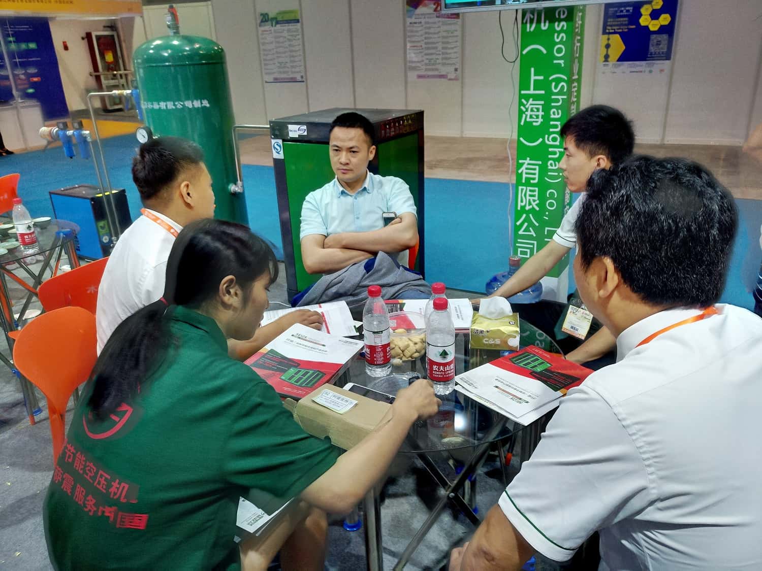 薩震意向客戶深入交流