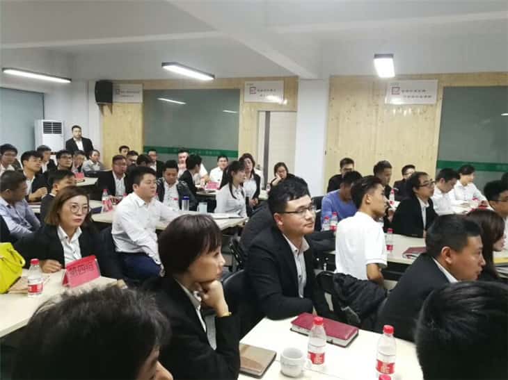 薩震銷售精英們?nèi)褙炞⒌穆犞v