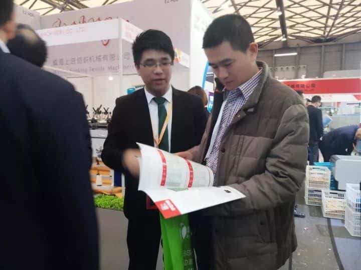 薩震節(jié)能空壓機(jī)工作人員為訪客介紹